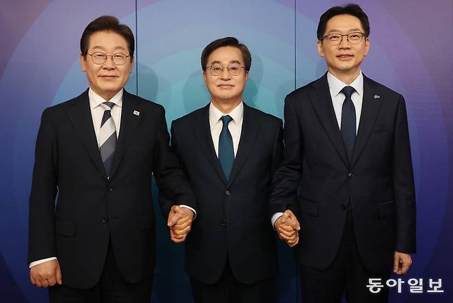 더불어민주당 이재명 전 대표, 김동연 경기도지사, 김경수 전 경남도지사(왼쪽부터)가 23일 오후 서울 여의도에서 열린 경선 TV 토론회에 앞서 기념 촬영을 하고 있다. 이훈구 기자 ufo@donga.com