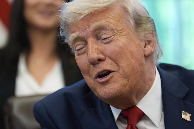 도널드 트럼프 미국 대통령이 23일(현지 시간) 미국 백악관에서 기자들과 대화하고 있다. 워싱턴=AP 뉴시스