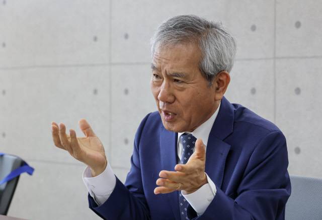 이백만 전 주교황청 대사가 본지와의 인터뷰에서 프란치스코 교황을 회고하고 있다.
박동욱기자 fufus@