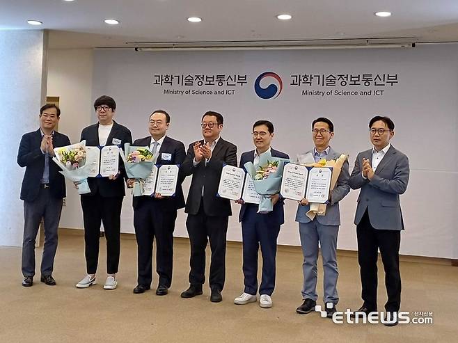 이상민 과학기술정보통신부 과장(왼쪽 네 번째)와 석윤찬 비주얼캠프 대표(왼쪽 여섯 번째) 등 참석자들이 시상식 후 기념촬영했다.