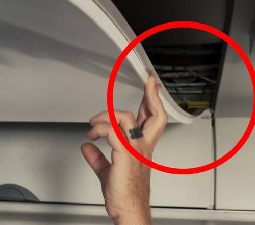 델타 항공 보잉 717기 내부 천장 패널 분리 사고 / 틱톡 @lucasmpayne 영상 캡처