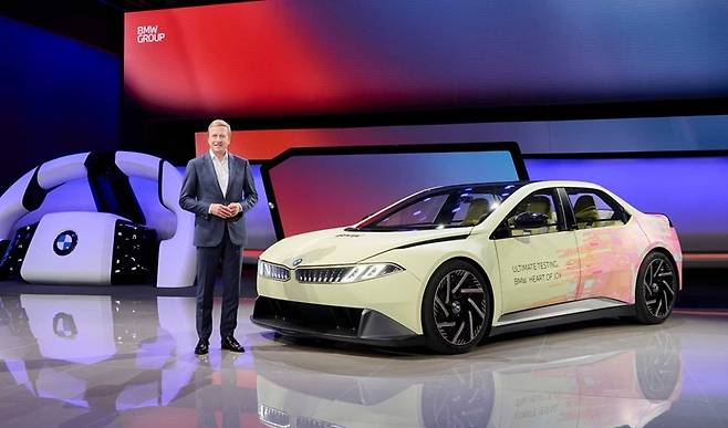 BMW는 중국에서 생산되는 차량에 중국 AI 딥시크를 탑재한다고 밝혔다. 사진=BMW
