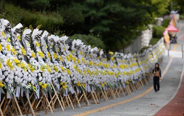 2023년 10월 9일 서울 서초구 대법원 앞에 이재명 전 더불어민주당 대표의 구속영장을 기각한 당시 서울중앙지법 영장전담 유창훈 부장판사를 규탄하는 문구가 적힌 근조화환이 줄지어 놓여 있다. 뉴스1