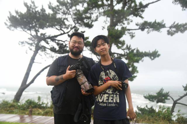지난해 8월 29일 울산 울주군 솔개공원에서 짹짹휴게소 홍승민 대표와 회원 이승현군이 탐조 후 기념촬영했다. 울산=박은경 기자