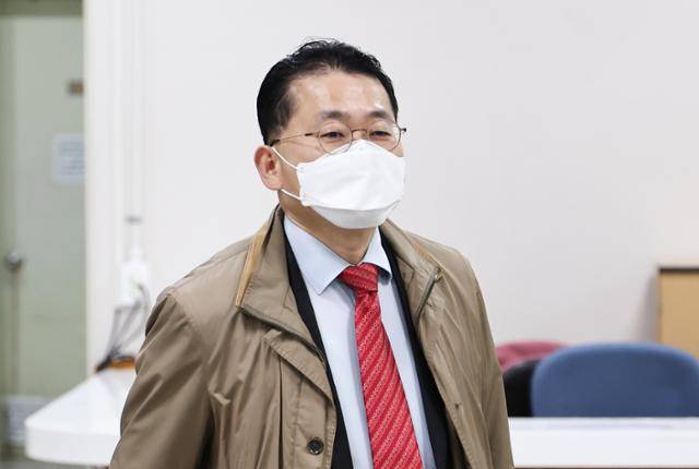 차규근 조국혁신당 의원이 2022년 3월25일 오전 서초구 서울중앙지법에서 열린 직권남용 권리행사방해 등 혐의 공판에 출석하기 위해 법정으로 향하고 있다. 연합뉴스