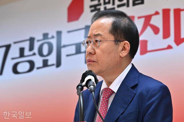 국민의힘 대선 후보 경선에 나선 홍준표 전 대구시장이 24일 서울 여의도 대하빌딩 내 캠프 사무실에서 긴급 기자회견을 하고 있다. 정다빈 기자
