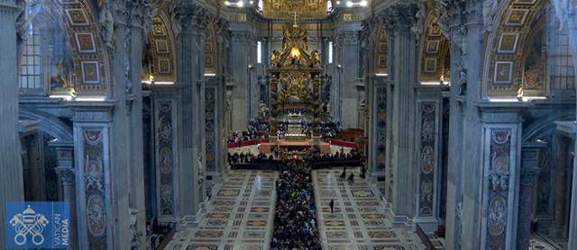 24일 바티칸 성 베드로 대성당 내부 중앙 통로를 따라 프란치스코 교황 조문객이 가득 차 있다. 바티칸뉴스 캡처