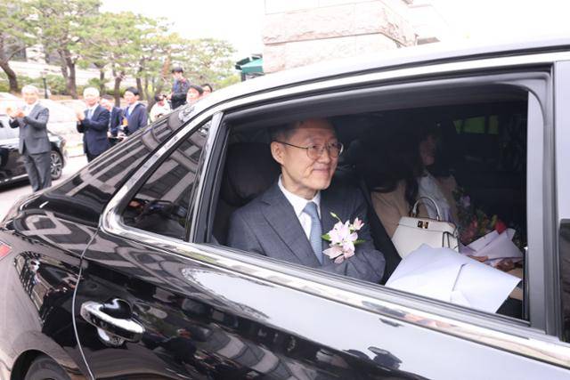 문형배 전 헌법재판소장 권한대행이 18일 서울 종로구 헌법재판소에서 열린 퇴임식을 마친 뒤 환송을 받으며 헌재를 나서고 있다. 연합뉴스