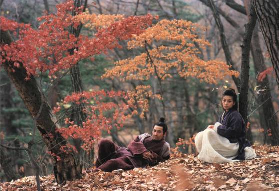 '꿈'(1990)의 한 장면. 이광수 소설가의 원작에서 인물과 일부 설정 외엔 다르게 만든 부분이 많다. 그는 2022년 낸 대담집에서 "현실과 꿈, 다시 현실로 돌아오는 순환을 영화적으로 구성했다"고 전했다. 사진 전주국제영화제