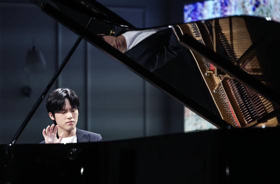 지난해 5월 JTBC '임윤찬의 고전적 하루' 녹화 중 연주를 하던 임윤찬. 그는 18세에 콩쿠르에 참가해 우승을 거머쥐며 세계의 주목을 받았다. 김성룡 기자