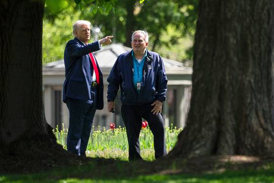 23일 성조기 설치 장소를 보고 있는 트럼프 대통령(왼쪽)과 백악관 직원. AP=연합뉴스