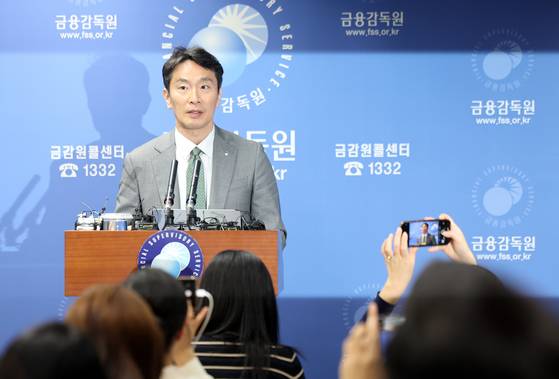 이복현 금융감독원장이 24일 오전 서울 여의도 금융감독원 브리핑실에서 열린 자본시장 현안 관련 브리핑에서 모두 발언을 하고 있다. 뉴스1