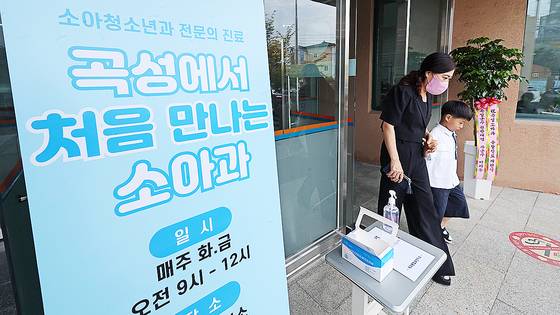 전남 곡성군 옥과면 옥과통합보건지소에서 양헌영 소아과 전문의가 아이들을 진료하고 있다. 연합뉴스