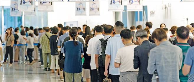 지난해 7월 22일 서울 동대문디자인플라자(DDP)에서 열린 서울 중장년 일자리박람회에 참여하기 위해 구직자들이 길게 줄을 서서 차례를 기다리고 있다. /서울시50플러스재단 제공