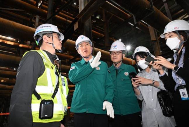 오세훈 서울시장이 23일 영동대로 지하공간 복합개발사업 지하 암반 굴착 현장을 점검하고 있다. 서울시 제공