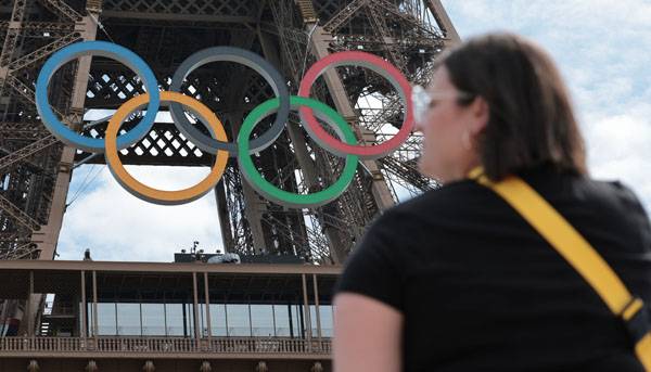 ▲ 2024 파리올림픽 개막을 하루 앞둔 지난해 7월25일(현지시간) 프랑스 파리 에펠탑에 오륜기 조형물이 설치돼 있다. ⓒ연합뉴스