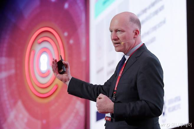 르노 베델 프랑스 국사원 국사위원이 24일 영등포구 콘래드 서울 호텔에서 머니투데이 주최로 진행된 '2025 키플랫폼' 특별세션에서 '과학 분야의 AI 기법 강화를 위한 프랑스 및 유럽의 전략과 과학을 기반으로 한 미래 AI 발전 경로 지원 방안'에 대해 특별강연을 하고 있다. /사진=김창현 chmt@