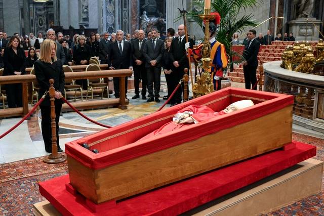 조의 표하는 멜로니 총리… 23일 조르자 멜로니(관 왼쪽 뒤) 이탈리아 총리가 바티칸 성 베드로 대성전에서 붉은색 제의와 흰색 주교관을 쓴 채 관에 누워 있는 프란치스코 교황에게 조의를 표하고 있다. AP 연합뉴스