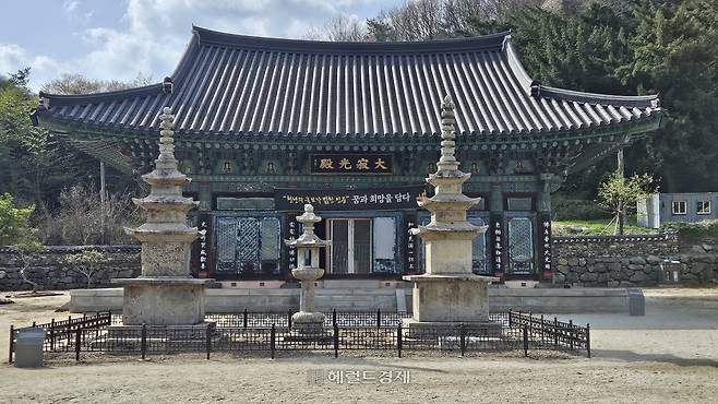 대적광전과 남·북 삼층석탑, 석등