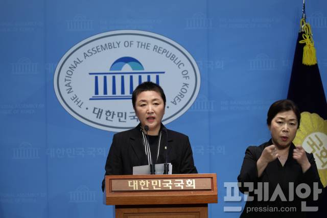 ▲전진숙 의원이 24일 국회 정론관에서 김건희 일가 '온요양원'에 대한 수사를 촉구하는 기자회견을 하고 있다.ⓒ전진숙의원실