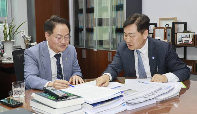 ▲김관영 전북도지사가 24일 국회에서 허영 예산결산특별위원회 간사를 만나 전북 주요 현안과 핵심사업의 추경 반영 필요성을 설명하고 있다. ⓒ전북자치도 제공