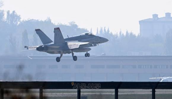 한미 공군의 공중 전력 130여대가 참가하는 대규모 연합 공중훈련인 ‘비질런트 디펜스’가 시작된 30일 오전 경기도 평택 오산 공군기지에 F-18 전투기가 착륙하고 있다. 2023.10.30. 도준석 기자