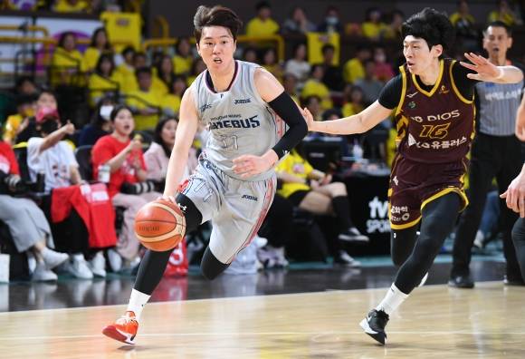 울산 현대모비스 이우석이 24일 창원체육관에서 열린 2024~25 프로농구 4강 플레이오프 1차전 창원 LG와의 원정 경기에서 정인덕을 따돌리며 돌파하고 있다. KBL 제공