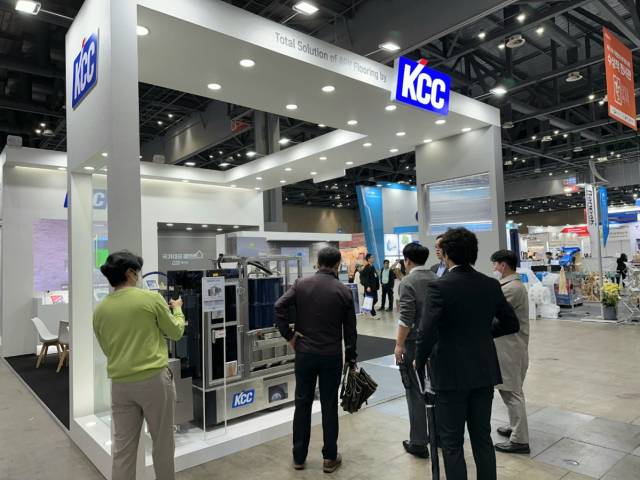 일산 킨텍스에 오는 25일까지 열리는 ‘제15회 국제물류산업대전(KOREA MAT 2025)’에 KCC 물류로봇 전용 바닥재 토털 솔루션과 도장 로봇 스마트캔버스를 소개하는 KCC 부스가 설치돼 있다.사진제공=KCC