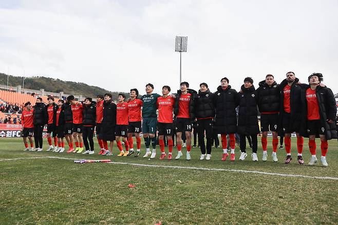 강원FC 선수들이 지난 13일 춘천송암스포츠타운주경기장에서 열린 광주FC와의 K리그1 경기에서 승리한 뒤 세리머니하고 있다. 프로축구연맹 제공