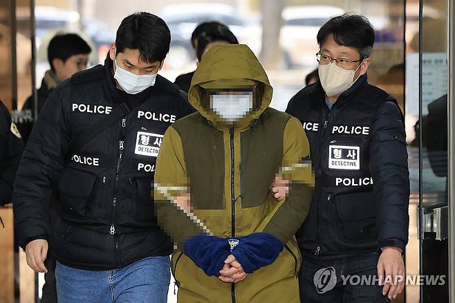 아내 살해 혐의 미국 변호사 A씨 영장실질심사 출석 (서울=연합뉴스) 신현우 기자 = 아내를 둔기로 때려 살해한 혐의(살인)를 받는 대형 로펌 출신 미국 변호사 A씨가 6일 오후 서초구 서울중앙지방법원에서 열린 구속 전 피의자 심문(영장실질심사)에 출석하고 있다. 2023.12.6 nowwego@yna.co.kr