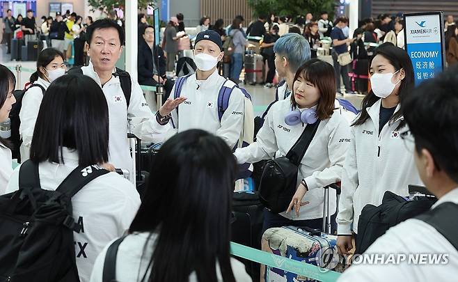 선수들과 대화하는 박주봉 감독 (영종도=연합뉴스) 서명곤 기자 = 24일 인천국제공항 2터미널에서 배드민턴 국가대표팀 박주봉 감독이 세계혼합단체선수권대회(수디르만컵) 출전을 위해 출국에 앞서 안세영을 비롯한 선수들과 대화하고 있다. 2025.4.24 seephoto@yna.co.kr