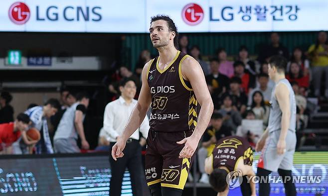 자신감 보이는 LG 마레이 (창원=연합뉴스) 김동민 기자 = 24일 경남 창원체육관에서 열린 2024∼2025시즌 프로농구 4강 플레이오프(PO) 창원 LG 세이커스와 울산 현대모비스 1차전 경기. LG 아셈 마레이가 4Q 연속 득점을 한 후 기뻐하고 있다. 2025.4.24 image@yna.co.kr