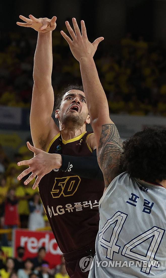 LG 아셈 마레이 '슛' (창원=연합뉴스) 김동민 기자 = 24일 경남 창원체육관에서 열린 2024∼2025시즌 프로농구 4강 플레이오프(PO) 창원 LG 세이커스와 울산 현대모비스 1차전 경기. LG 아셈 마레이가 슛 후 공을 바라보고 있다. 2025.4.24 image@yna.co.kr