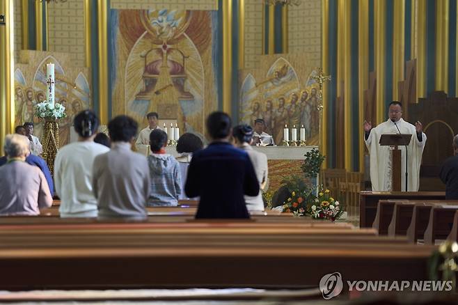 중국 베이징 성당의 교황 추모 미사 (AP=연합뉴스) 지난 22일 베이징의 시스쿠 성당에서 사제와 신자들이 전날 선종한 프란치스코 교황 추모 미사를 진행하고 있다. 2025.4.24