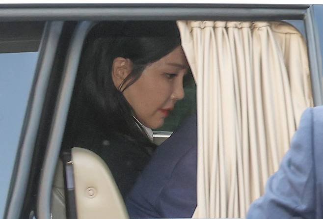 윤석열 전 대통령의 부인 김건희 여사가 지난 11일 서울 용산구 한남동 관저를 나와 서초동 사저로 향하고 있다. (사진=연합뉴스)