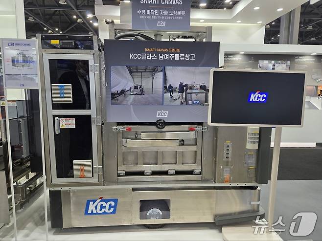경기 고양 킨텍스에서 열린 국제물류산업대전에 마련된 KCC 부스에 자율주행 도장 로봇 '스마트캔버스'가 전시돼 있다. 2025.4.24/뉴스1 ⓒ 뉴스1 장시온 기자