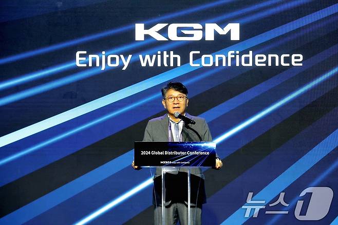 KG모빌리티는 전 세계 대리점 대표 91명을 한국으로 초청해 2024년 해외대리점 대회를 개최하고 글로벌 판매 네트워크와의 협력 강화 및 수출시장 경쟁력 확보 방안을 모색했다고 13일 밝혔다. 곽재선 회장이 인사말을 하고 있다. (KG모빌리티 제공) 2024.9.13/뉴스1