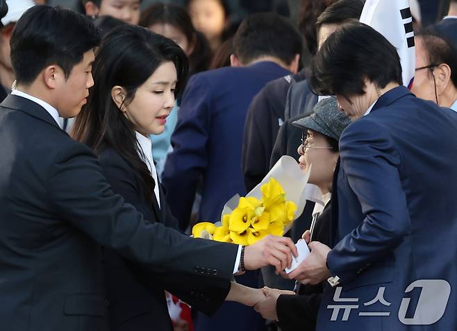 김건희 여사가 11일 서울 서초구 아크로비스타 사저로 향하며 꽃다발을 선물받고 있다. (공동취재) 2025.4.11/뉴스1 ⓒ News1 박세연 기자