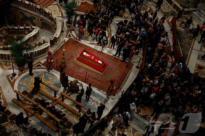 24일(현지시간) 프란치스코 교황의 시신이 안치된 성베드로 대성당에서 신자들이 교황을 조문하고 있다. ⓒ 로이터=뉴스1