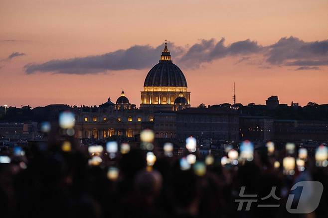 24일(현지시간) 이탈리아 로마 바티칸 성 베드로 대성당에서 프란치스코 교황을 조문하려는 사람들이 길게 줄을 서고 있다. ⓒ AFP=뉴스1