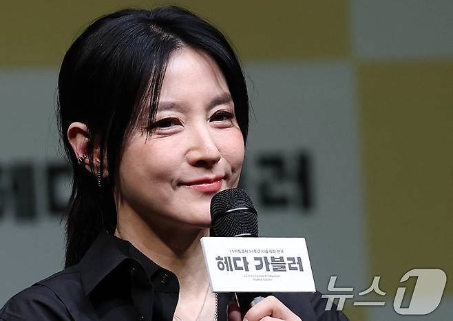 32년 만에 연극 무대에 복귀하는 배우 이영애가 8일 오후 서울 강서구 LG아트센터에서 열린 연극 ‘헤다 가블러’(연출 전인철) 제작발표회에서 인사말을 하고 있다. 2025.4.8/뉴스1 ⓒ News1 오대일 기자