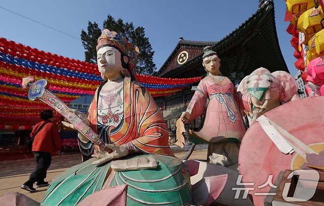 불기 2569년 부처님 오신 날(5월 5일) 연등회를 하루 앞둔 25일 서울 종로구 조계사에서 연등회 준비가 한창이다. 2025.4.25/뉴스1 ⓒ News1 오대일 기자