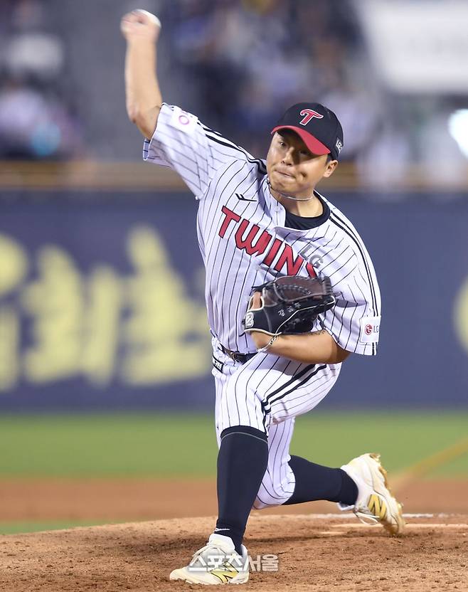 LG 투수 이지강이 16일 잠실구장에서 열린 2025 KBO리그 삼성과 경기 7회 역투하고 있다. 잠실 | 최승섭기자 thunder@sportsseoul.com