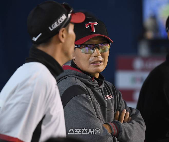 LG 염경엽 감독(오른쪽)이 23일 잠실구장에서 열린 2025 KBO리그 NC와 경기 도중 코치와 이야기를 나누고 있다. 잠실 | 최승섭기자 thunder@sportsseoul.com