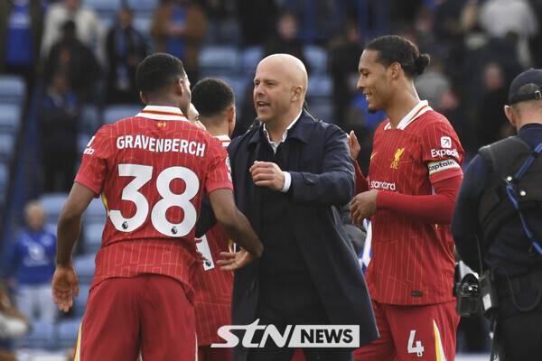 리버풀 아르네 슬롯 감독, 라이언 흐라벤베르흐, 버질 반 다이크. 사진┃뉴시스/AP