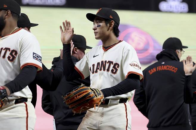 이정후가 24일(한국시각) 오라클파크에서 열린 밀워키 브루어스전에서 승리가 확정된 뒤 동료들과 하이파이브를 하고 있다. AP연합뉴스