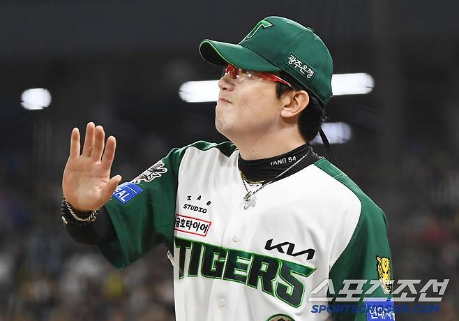 17일 광주 기아 챔피언스필드에서 열린 KT-KIA전. 5회를 무실점으로 마친 양현종이 야수들을 맞이하고 있다. 광주=정재근 기자 cjg@sportschosun.com/2025.4.17/