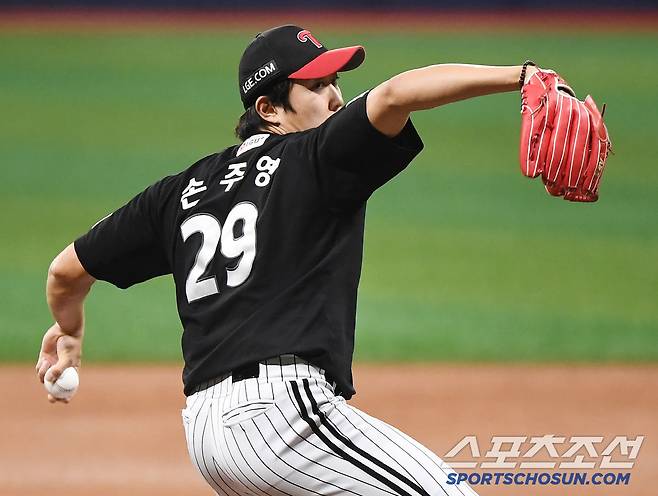 8일 서울 고척스카이돔에서 열린 LG-키움전. 선발투수 손주영이 투구하고 있다. 고척=정재근 기자 cjg@sportschosun.com/2025.4.8/