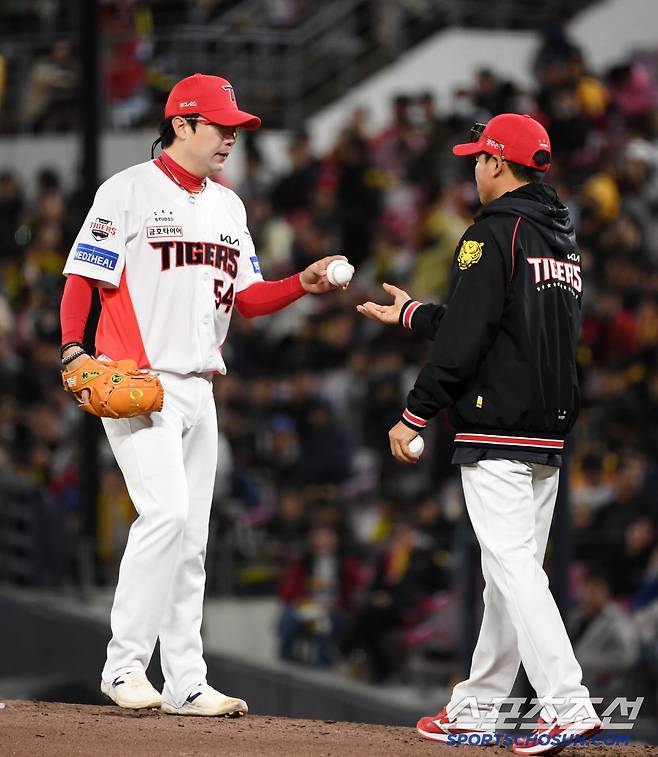 25일 광주 기아챔피언스필드에서 열린 KIA 타이거즈와 LG 트윈스의 경기. 6회초 무사 만루 KIA 양현종이 마운드에서 내려오고 있다. 광주=박재만 기자 pjm@sportschosun.com/2025.04.25/