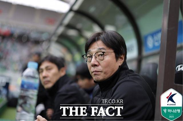 황선홍 감독이 이끄는 대전하나시티즌이 오는 27일 대전월드컵경기장에서 펼쳐지는 강원과 '하나은행 K리그1 2025' 10라운드 홈 경기를 통해 선두 굳히기에 나선다./K리그